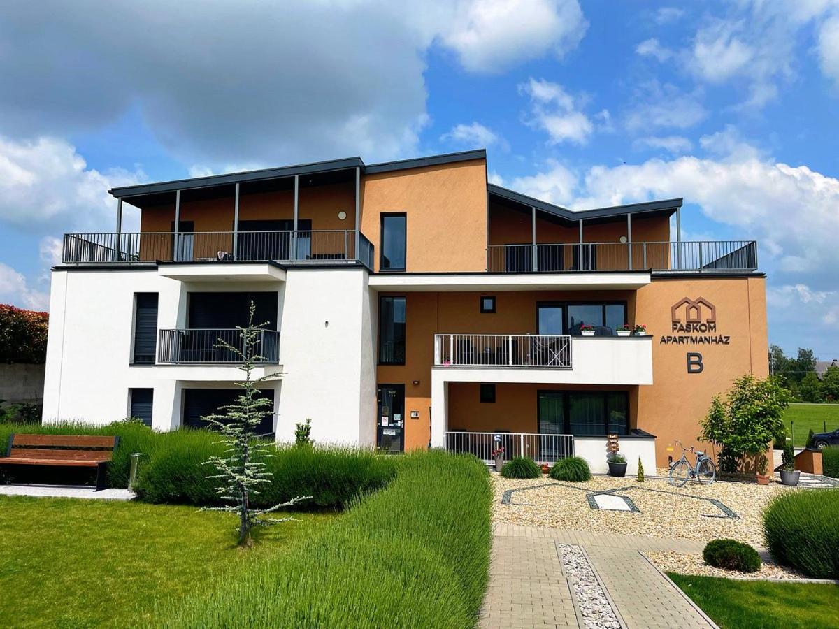 Paskom Apartmanház Nyergesujfalu Exterior foto